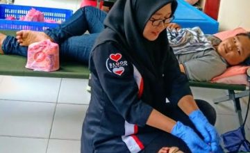 Capai 100 Kantong Darah pada Kegiatan Donor Darah Massal Fakultas Kehutanan Mendapatkan Piagam Penghargaan