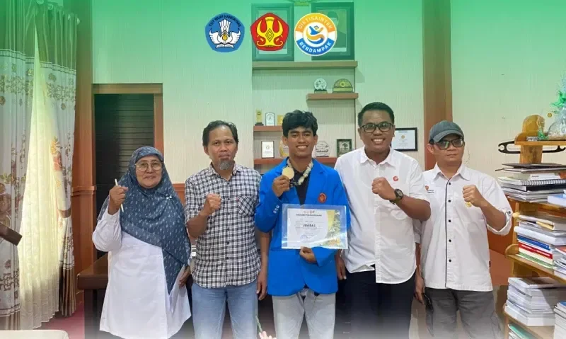 Thumbnail Dekan Fakultas Memberikan Apresiasi kepada Mahasiswa Atas Prestasi Juara 1 Pencak Silat Tingkat Nasional